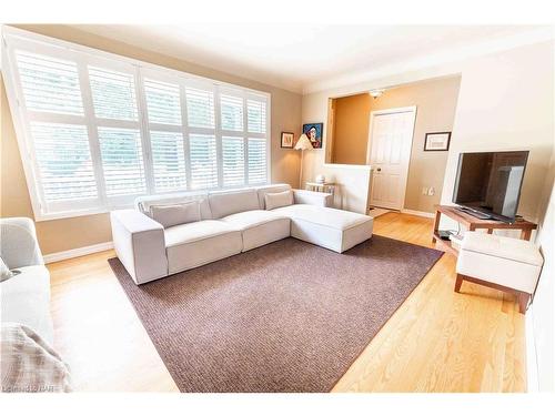 4 Joanna Drive, St. Catharines, ON - Indoor Photo Showing Living Room