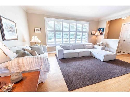 4 Joanna Drive, St. Catharines, ON - Indoor Photo Showing Living Room