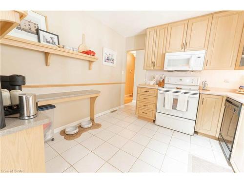 4 Joanna Drive, St. Catharines, ON - Indoor Photo Showing Kitchen