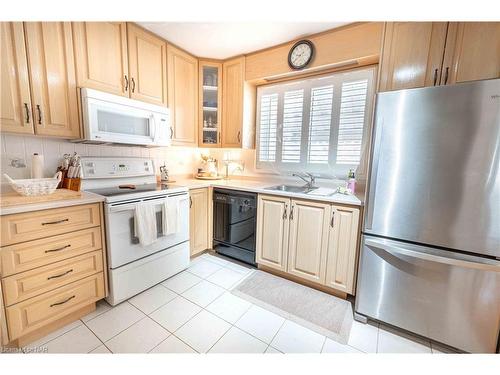 4 Joanna Drive, St. Catharines, ON - Indoor Photo Showing Kitchen With Double Sink