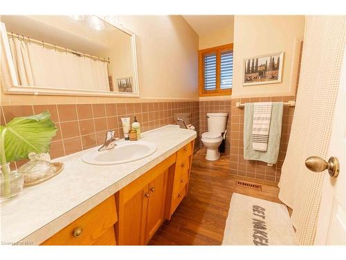 4 Joanna Drive, St. Catharines, ON - Indoor Photo Showing Bathroom