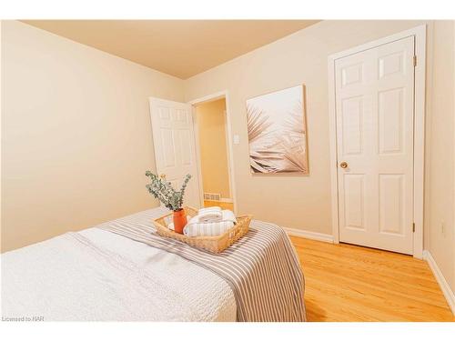 4 Joanna Drive, St. Catharines, ON - Indoor Photo Showing Bedroom