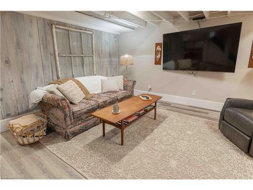 4 Joanna Drive, St. Catharines, ON - Indoor Photo Showing Living Room