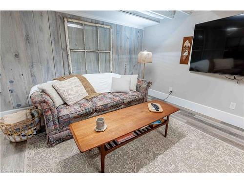 4 Joanna Drive, St. Catharines, ON - Indoor Photo Showing Living Room