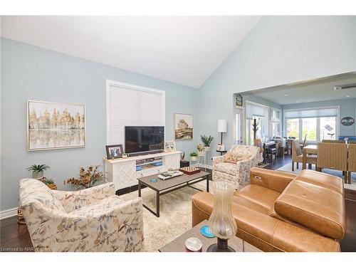 83 Nantuckett Road, Crystal Beach, ON - Indoor Photo Showing Living Room