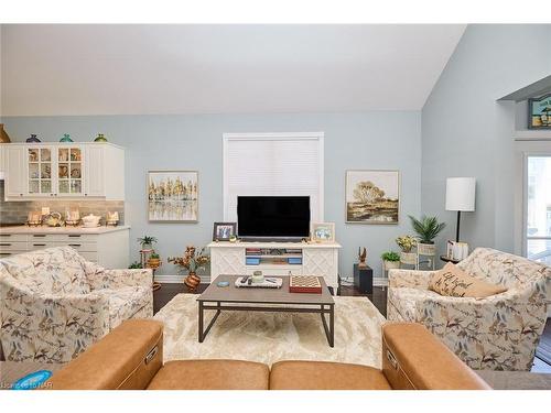 83 Nantuckett Road, Crystal Beach, ON - Indoor Photo Showing Living Room