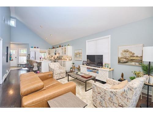 83 Nantuckett Road, Crystal Beach, ON - Indoor Photo Showing Living Room