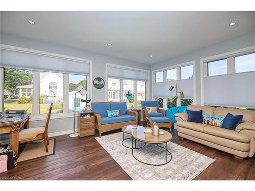 83 Nantuckett Road, Crystal Beach, ON - Indoor Photo Showing Living Room