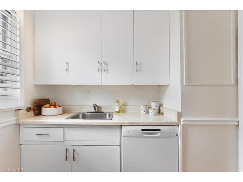 62 Whyte Avenue N, Thorold, ON - Indoor Photo Showing Kitchen