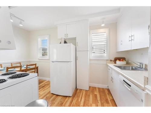 62 Whyte Avenue N, Thorold, ON - Indoor Photo Showing Kitchen