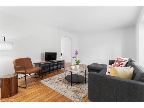 62 Whyte Avenue N, Thorold, ON - Indoor Photo Showing Living Room