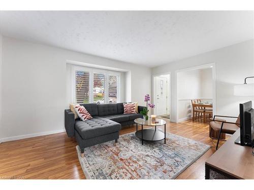 62 Whyte Avenue N, Thorold, ON - Indoor Photo Showing Living Room