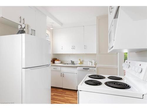 62 Whyte Avenue N, Thorold, ON - Indoor Photo Showing Kitchen