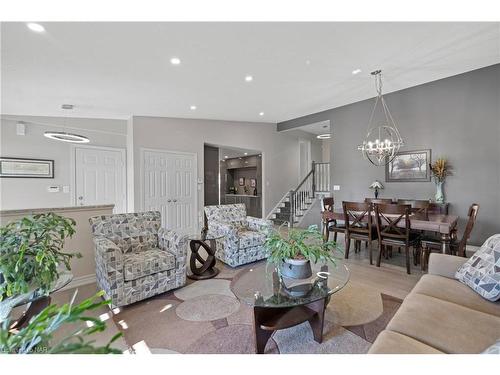 4045 Fieldstone Avenue, Niagara Falls, ON - Indoor Photo Showing Living Room