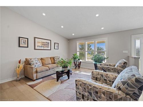 4045 Fieldstone Avenue, Niagara Falls, ON - Indoor Photo Showing Living Room