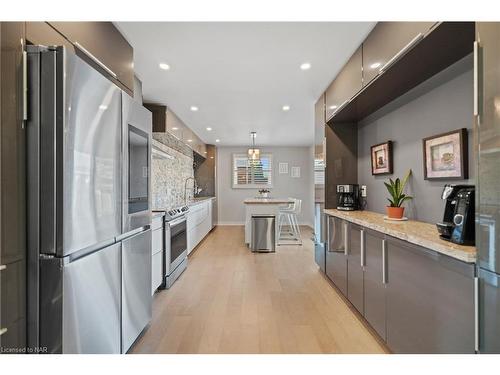 4045 Fieldstone Avenue, Niagara Falls, ON - Indoor Photo Showing Kitchen With Upgraded Kitchen