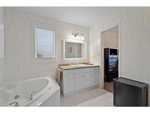 4045 Fieldstone Avenue, Niagara Falls, ON - Indoor Photo Showing Bathroom