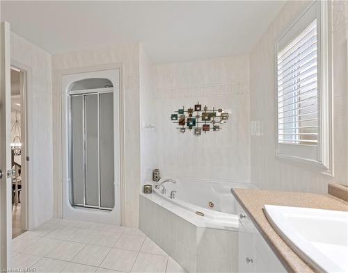 4045 Fieldstone Avenue, Niagara Falls, ON - Indoor Photo Showing Bathroom