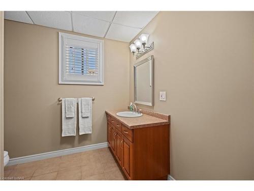 4045 Fieldstone Avenue, Niagara Falls, ON - Indoor Photo Showing Bathroom