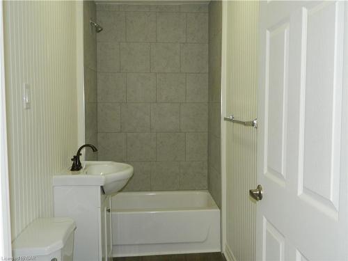 222 Courtwright Street, Fort Erie, ON - Indoor Photo Showing Bathroom