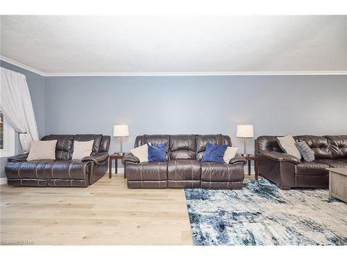 23 Barbican Trail, St. Catharines, ON - Indoor Photo Showing Living Room