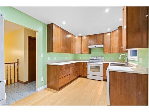 20 Tanbark Road, Niagara-On-The-Lake, ON - Indoor Photo Showing Kitchen With Double Sink