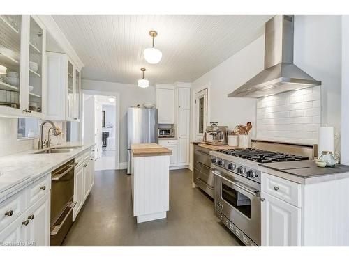 2 Pinehill Road, St. Catharines, ON - Indoor Photo Showing Kitchen With Double Sink With Upgraded Kitchen