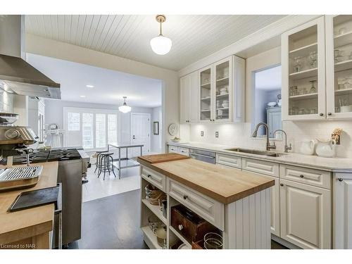 2 Pinehill Road, St. Catharines, ON - Indoor Photo Showing Kitchen With Upgraded Kitchen