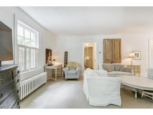 2 Pinehill Road, St. Catharines, ON - Indoor Photo Showing Living Room