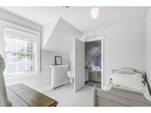 2 Pinehill Road, St. Catharines, ON - Indoor Photo Showing Bedroom