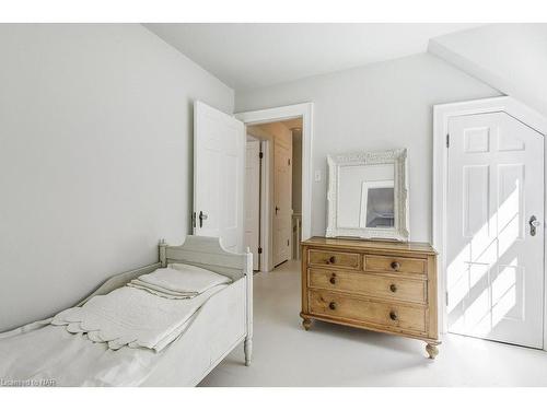 2 Pinehill Road, St. Catharines, ON - Indoor Photo Showing Bedroom