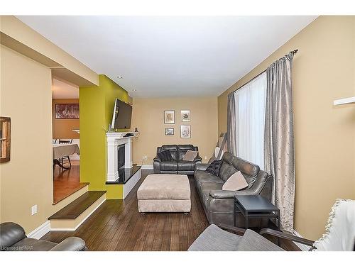 67 Melissa Crescent, Welland, ON - Indoor Photo Showing Living Room