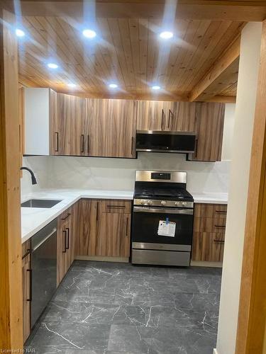 6080 Murray Street, Niagara Falls, ON - Indoor Photo Showing Kitchen