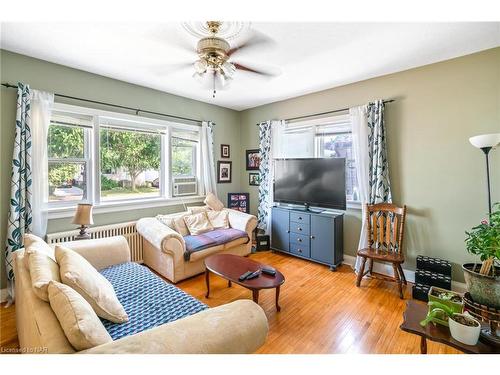 399 Morningstar Avenue, Welland, ON - Indoor Photo Showing Living Room