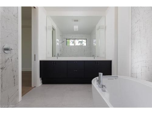 1613G Lookout Street, Fonthill, ON - Indoor Photo Showing Bathroom