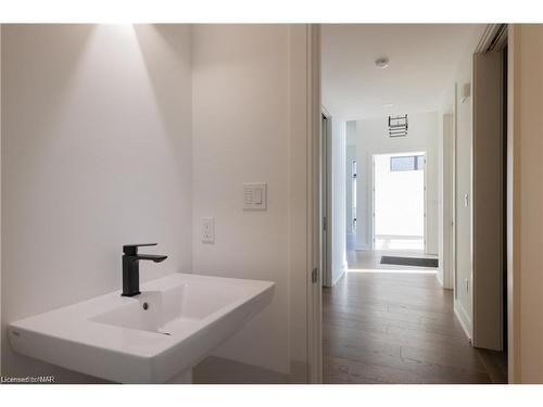 1613G Lookout Street, Fonthill, ON - Indoor Photo Showing Bathroom