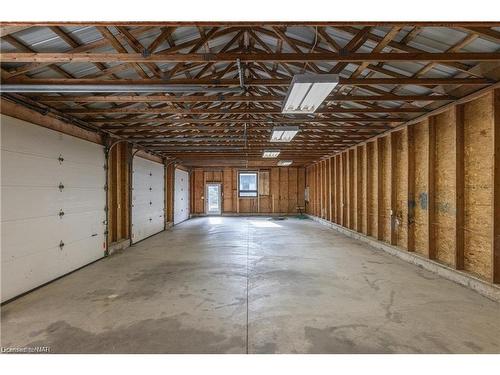 1613G Lookout Street, Fonthill, ON - Indoor Photo Showing Garage