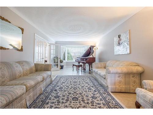 8 Donalda Court, St. Catharines, ON - Indoor Photo Showing Living Room