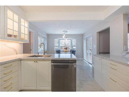 8 Donalda Court, St. Catharines, ON - Indoor Photo Showing Kitchen