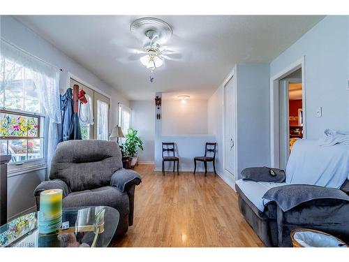 41 Sandown Street, St. Catharines, ON - Indoor Photo Showing Living Room