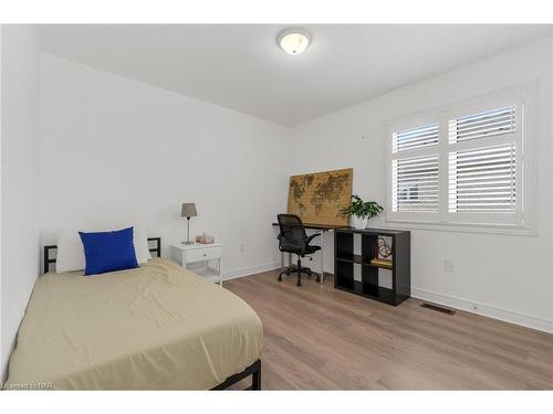 6 Durham Way, Niagara-On-The-Lake, ON - Indoor Photo Showing Bedroom