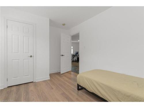 6 Durham Way, Niagara-On-The-Lake, ON - Indoor Photo Showing Bedroom