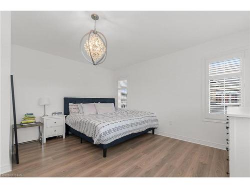 6 Durham Way, Niagara-On-The-Lake, ON - Indoor Photo Showing Bedroom