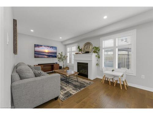 6 Durham Way, Niagara-On-The-Lake, ON - Indoor Photo Showing Living Room With Fireplace