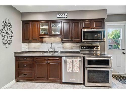 11 Brittany Court, St. Catharines, ON - Indoor Photo Showing Kitchen With Stainless Steel Kitchen