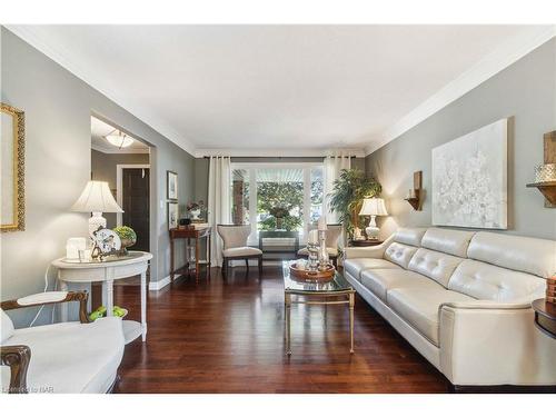 11 Brittany Court, St. Catharines, ON - Indoor Photo Showing Living Room