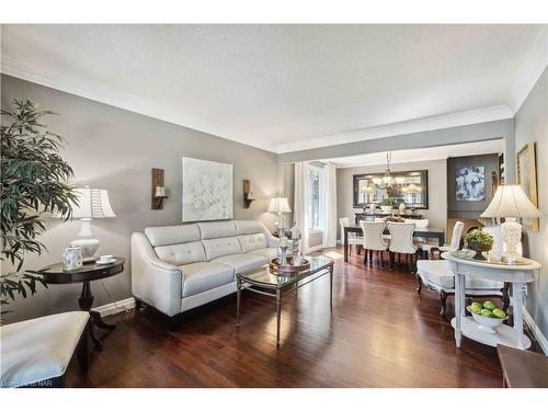 11 Brittany Court, St. Catharines, ON - Indoor Photo Showing Living Room