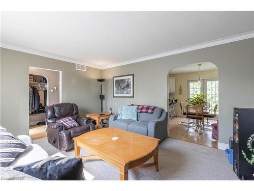 95 Ost Avenue, Port Colborne, ON - Indoor Photo Showing Living Room