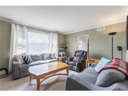 95 Ost Avenue, Port Colborne, ON - Indoor Photo Showing Living Room