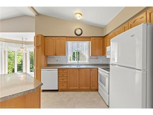 20-53 Bunting Road, St. Catharines, ON - Indoor Photo Showing Kitchen With Double Sink